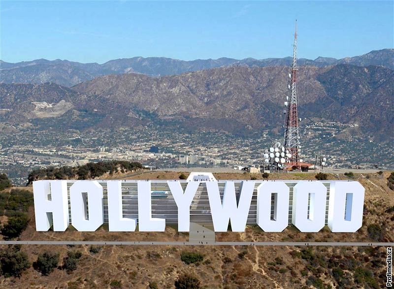 Návrh luxusního hotelu, který by ml vyrst u legendárního nápisu Hollywood v Los Angeles