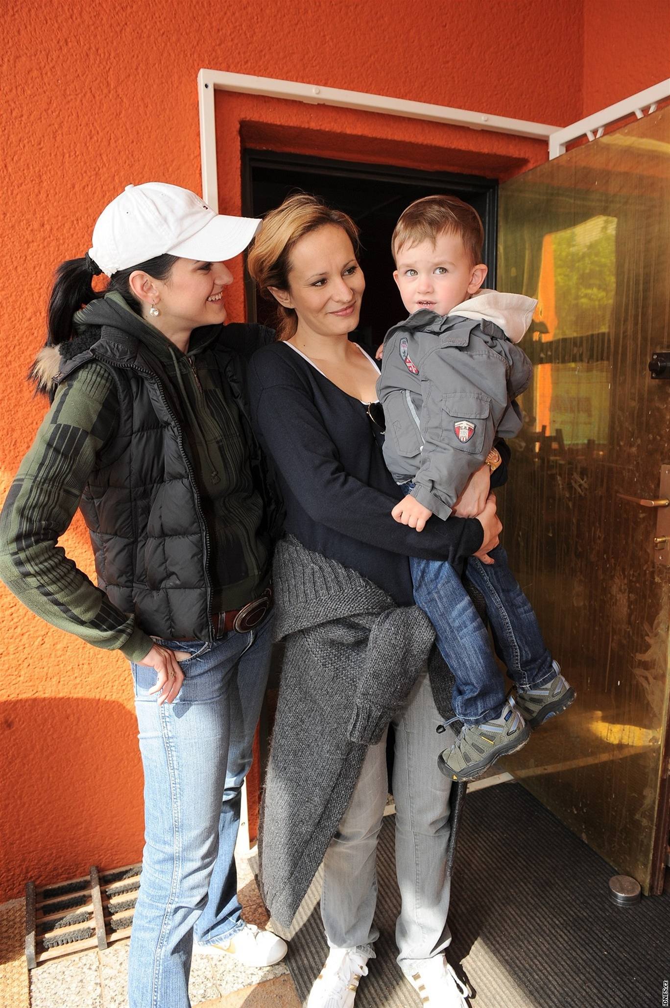 Libue Vojtková se synem Matyáem a Monika Absolonová 
