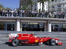 Fernando Alonso v ulicích Monaka pi prvním tréninku na Velkou cenu
