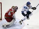HOP. Finský hokejista Leo Komarov uskakuje stele tak, aby co nejvíce zastínil výhled brankái Bloruska Andreji Mezinovi.