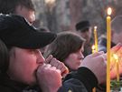 Lidé ve mst Medureensk truchlí za obti sobotního netstí v dole Raspadskaja (9. kvtna 2010)