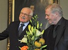 Prezident Václav Klaus (vlevo) ocenil na Praském hrad jazzového zpváka Ladislava Kerndla (12. kvtna 2010)