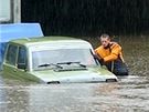 Hasii pomáhají vyproovat auta zaplavená v ulicích Havíova. (18. kvtna 2010)