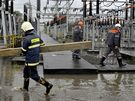 Zaplavená rozvodna elektiny v Bohumín na Karvinsku je stále jet v provozu. (18. kvtna 2010)