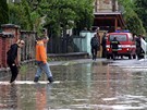 Zaplavená Kropáova ulice v Hranicích, kde se vylila eka Beva (17. kvtna 2010)