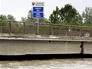 eka Morava u esko-slovenského hraniního mostu v Lanhot na Beclavsku (18. kvtna 2010)