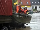 Hasii a záchranái pomáhají obyvatelm v zaplavených domech v Troubkách na Perovsku (18. kvtna 2010)