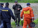 Policisté a hasii se chystají na odstel hráze v Kvasicích na Kromísku (19. kvtna 2010)