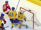 �védský branká� Jonas Gustavsson kapituloval, �eský st�elec gólu Tomá� Rolinek...