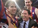 Kou Barcelony Xavier Pascual slaví se svými svenci triumf v Eurolize. Vlevo Victor Sada, v pozadí Erazem Lorbek, vpravo Ricky Rubio