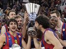 Basketbalisté Barcelony s pohárem pro vítze Euroligy. 