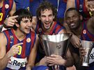 Basketbalisté Barcelony s pohárem pro vítze Euroligy. 