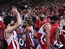 Basketbalisté Olympiakosu se radují se svými fanouky z postupu do finále Euroligy