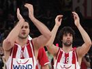 Linas Kleiza (vlevo) a Milo Teodosi z Olympiakosu Pireus se radují z postupu do finále Euroligy
