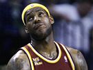 LeBron James z Clevelandu Cavaliers se dr za loket bhem tvrtho utkn srie s Bostonem Celtics