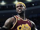 LeBron James (vpravo) z Clevelandu Cavaliers v utkn proti Bostonu Celtics svd souboj s Paulem Piercem