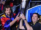 Xavier Pascual, trenér Barcelony, a kapitán Roger Grimau (vlevo) s trofejí pro vítze Euroligy