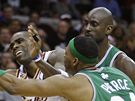 Antawn Jamison (4) z Clevelandu Cavaliers v souboji s duem Bostonu Celtics Kevin Garnett a Paul Pierce