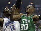 Ray Allen (vpravo) z Bostonu Celtics zakonuje pes Dwighta Howarda z Orlanda Magic
