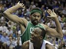 Dwight Howard z Orlanda Magic zakonuje pes brncho Rasheeda Wallace z Bostonu Celtics