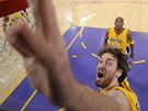 Pau Gasol z LA Lakers zakonující v duelu s Phoenixem Suns