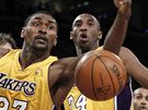 Ron Artest (vlevo) a Kobe Bryant z LA Lakers v duelu s Phoenixem Suns