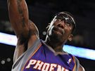 Amar´e Stoudemire z Phoenixu Suns smeuje do koe LA Lakers