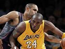 Kobe Bryant (24) z LA Lakers obchází Granta Hilla z Phoenixu Suns