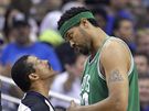 Rasheed Wallace z Bostonu Celtics diskutuje s rozhodím Billem Kennedym