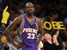 Jason Richardson z Phoenixu Suns natvaný z vývoje zápasu proti LA Lakers. A v pozadí aplaudující losangeletí fanouci 