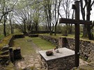 Ruiny kostela a hbitov na zaniklé Plei