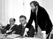 OBHJCI DISIDENT. Snmek z bezna 1987, kdy Otakar Motejl (vlevo) a Tom Sokol (vpravo) hjili u soudu obvinn pedstavitele Jazzov sekce.