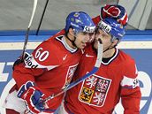 Tom� Rolinek (vlevo) a Petr Koukal se raduj� z g�lu v utk�n� s Loty�skem.