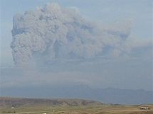 Mrak popela ze sopky Eyjafjallajökull dosahuje výšky devíti kilometrů.