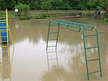 Řeka Morava zatopila dětské hřiště v Rohatci na Hodonínsku.