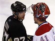 Sidney Crosby z Pittsburghu (vlevo) zdrav brankøe Montrealu Jaroslava Halka