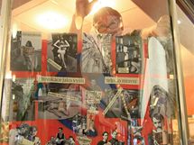 Brněnský khnihkupec Michal Ženíšek (na snímku) ve výloze svého obchodu v Alfa pasáži vystavil tablo poloodhalených maturantů