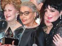 Zpvaka Lena Horneov (uprosted) s cenou Ella Award. Vlevo Ginny Mancini, vpravo Liza Minnelli (1997)