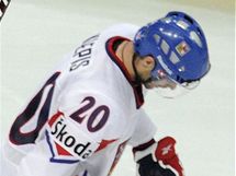 Norští hokejisté slaví trefu do české sítě a Jakub Klepiš smutně odjíždí na střídačku.