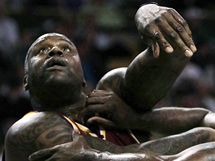 Shaquille ONeal (vlevo) z Clevelandu Cavaliers bojuje o doskok Kendrickem Perkinsem z Bostonu Celtics