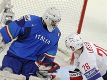 Italsk glman Daniel Bellissimo inkasuje prvn branku v utkn s Franci z hole Baptista Amara (vlevo)