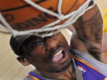 Amare Stoudemire z Phoenixu Suns smeuje do koe, pihl Pau Gasol z LA Lakers