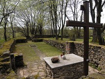 Ruiny kostela a hbitov na zanikl Plei