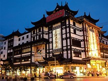 Modern anghajsk obchody a restaurace jsou nkdy schovan i do star architektury
