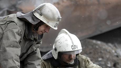 V dole Raspadskaja pokraují záchranné práce, pod zemí jsou stále desítky horník. (11. kvtna 2010)