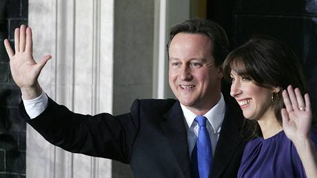 Nový britský ministerský pedseda David Cameron s manelkou Samanthou po píjezdu do Downing Street 10. (11. kvtna 2010)