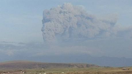 Mrak popela ze sopky Eyjafjallajökull dosahuje výky devíti kilometr.