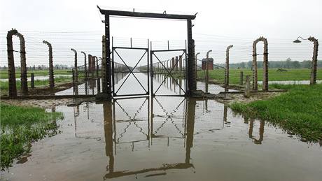 Velká voda ohrouje i bývalý vyhlazovací tábor Osvtim - Birkenau (19. kvtna 2010)