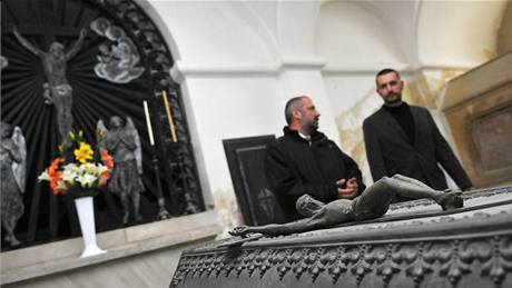 Starosta Vranova u Brna Marek Juha a pracovník Národního památkového ústavu Martin �ihálek v rodinné hrobce Lichten�tejn�.