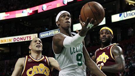 Hvzda Bostonu Rajon Rondo zakonuje. Sledují ho Anthony Parker (vlevo) a LeBron James